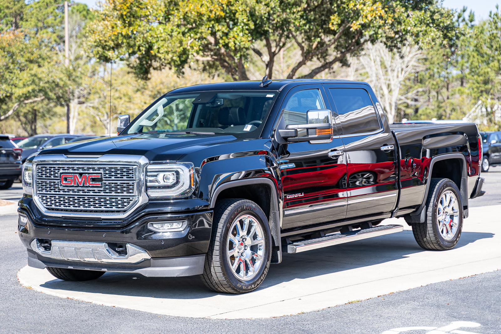 Pre-owned 2017 Gmc Sierra 1500 4wd Crew Cab 153.0 Denali Crew Cab 